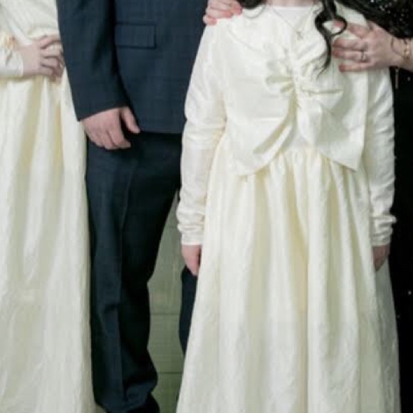 Gorgeous ivory dress with large bow - Picture 3 of 8